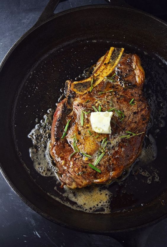 聖誕大餐絕對係聖誕節一定要有嘅嘢，今年聖誕節冇得出去食，一於自己煮，一家人喺屋企，一齊分工合作整聖誕大餐，零舍開心。