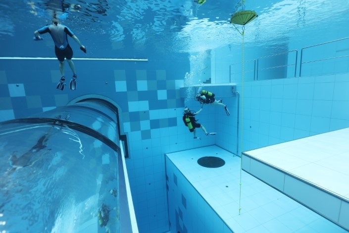 專為潛水員而設，可供潛水員練習及訓練，同時都開放畀初學者使用。