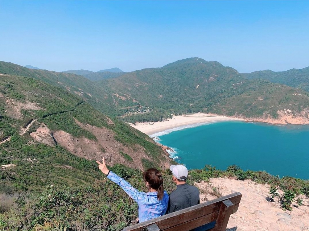 今次仲有一位型男同施嬅一齊行山,原來係施嬅嘅爸爸