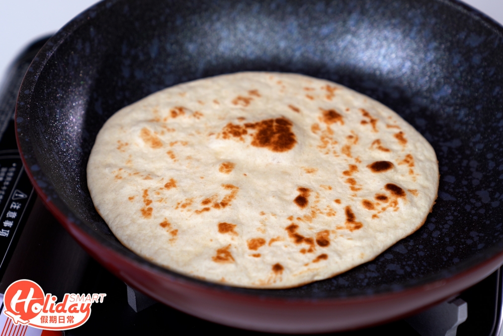 3.把墨西哥捲餅用平底鑊輕烘兩邊。