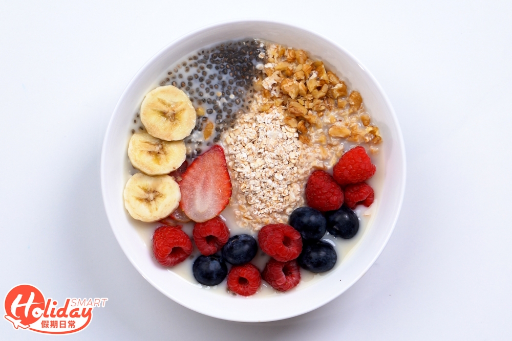最後加入藍莓、紅莓、香蕉、士多啤梨作裝飾。