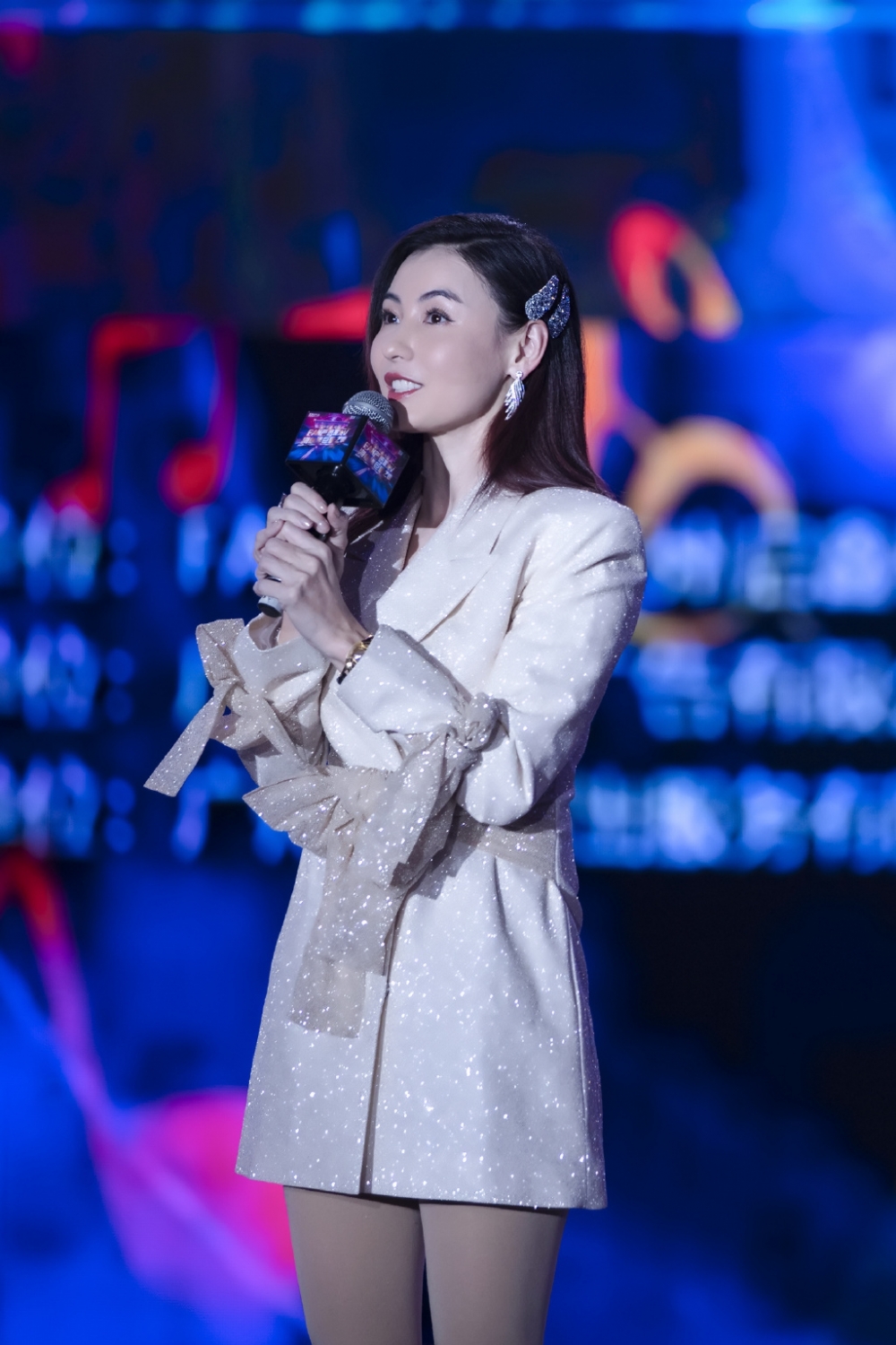 張柏芝日前出席廣州商演活動，更大展歌藝獻唱首本名曲《星語心願》