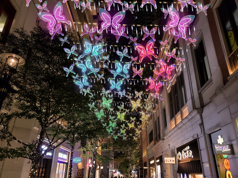 利東街今年聖誕燈飾以首個大型AI蝴蝶光影藝術裝置佈置