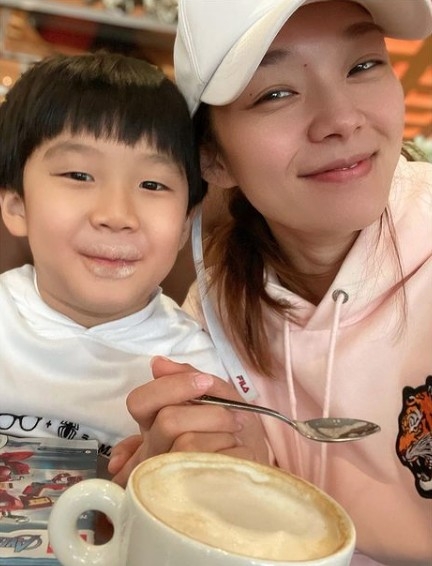 長腳蟹素顏都唔少見，平日同仔仔一齊都係素顏出門