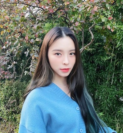 Elkie 喺 TVB 拍過多部劇集,如《On Call 36 小時 II》、《怒火街頭》及《公主嫁到》等,童年時亦係香港少女組合 Honey Bees 成員。