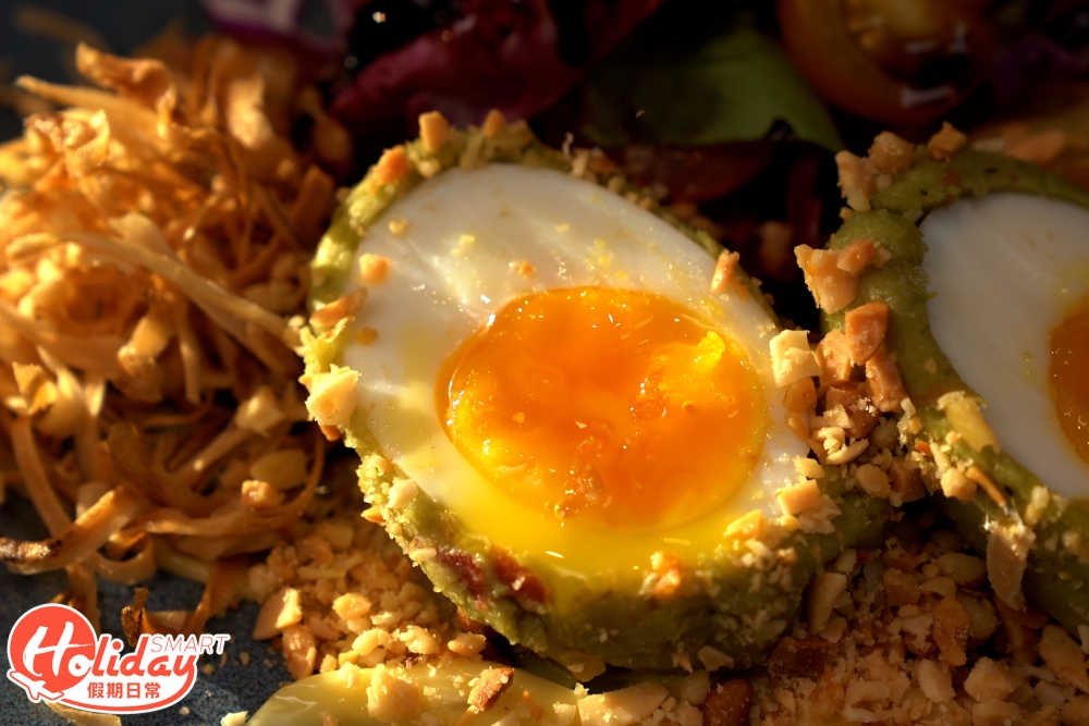 牛油果溫泉蛋，有點像傳統蘇格蘭蛋的變奏版。