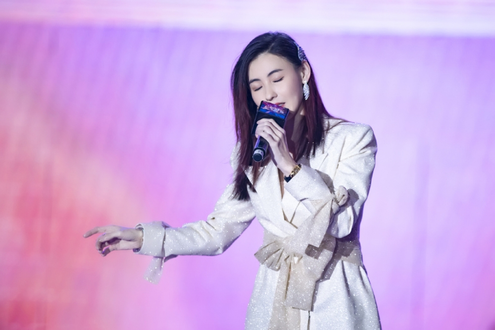 唱歌中間張柏芝咳咗好幾次，高音完全上唔到不突止，更大走音，甚至仲忘詞