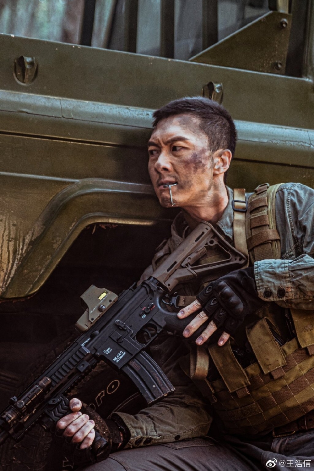 王浩信喺電影中飾演軍人，與以往喺TVB時嘅角色大為不同