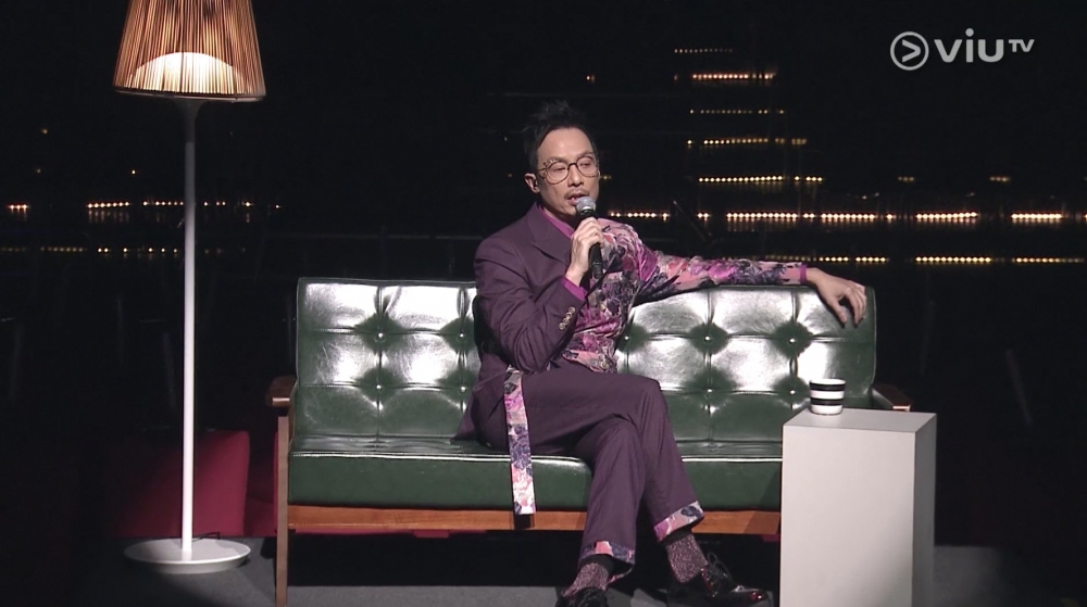 強尼一人主持《全民造星3》決賽直播，盡顯MC功力。