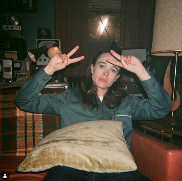 文中指稱自己難以用言語形容依種不平凡嘅感覺，佢終於可以真正愛自己並追求真正自我