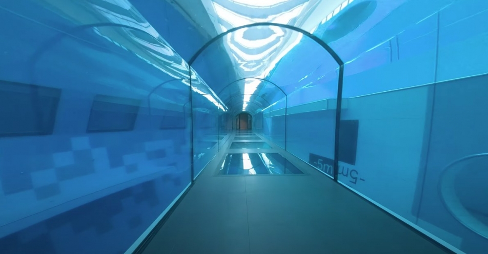 Deepspot 設有一條透明隧道，好似水族館咁，等大家可以欣賞潛水員嘅潛水英姿。