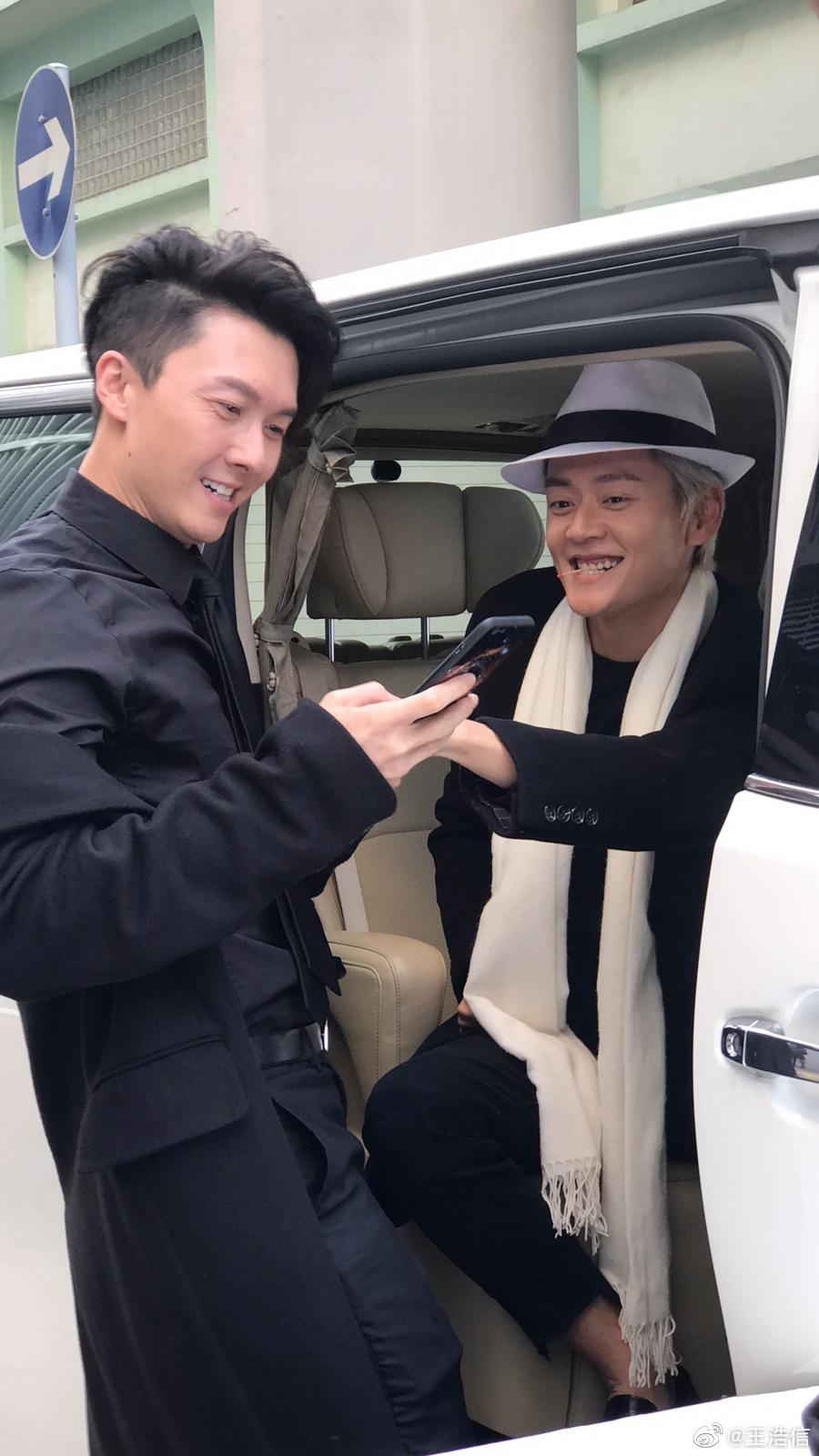 喺《反黑路人甲》、《踩過界2》等大台劇集中，王浩信向來都係「官仔骨骨」，髮型、衣著打扮都一絲不苟