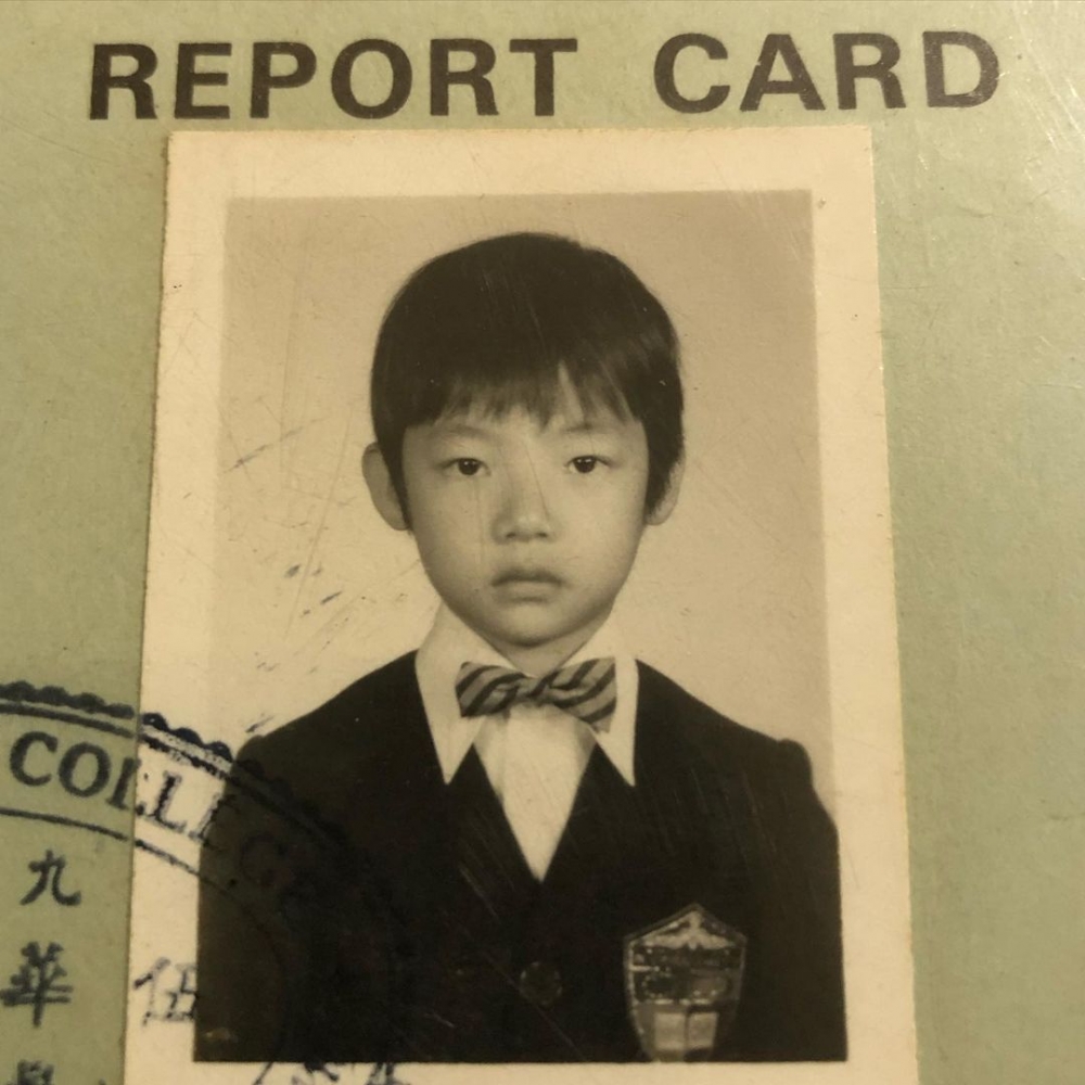 強尼之前喺IG公開自己嘅一年班時嘅學生照