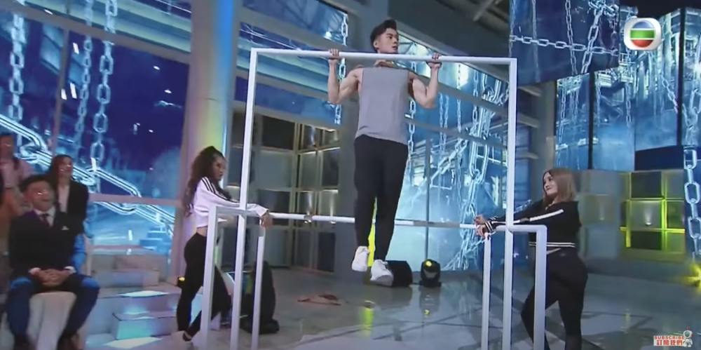 佢表演跳舞之餘，更除衫 show 肌，做引體上升，贏得尖叫。