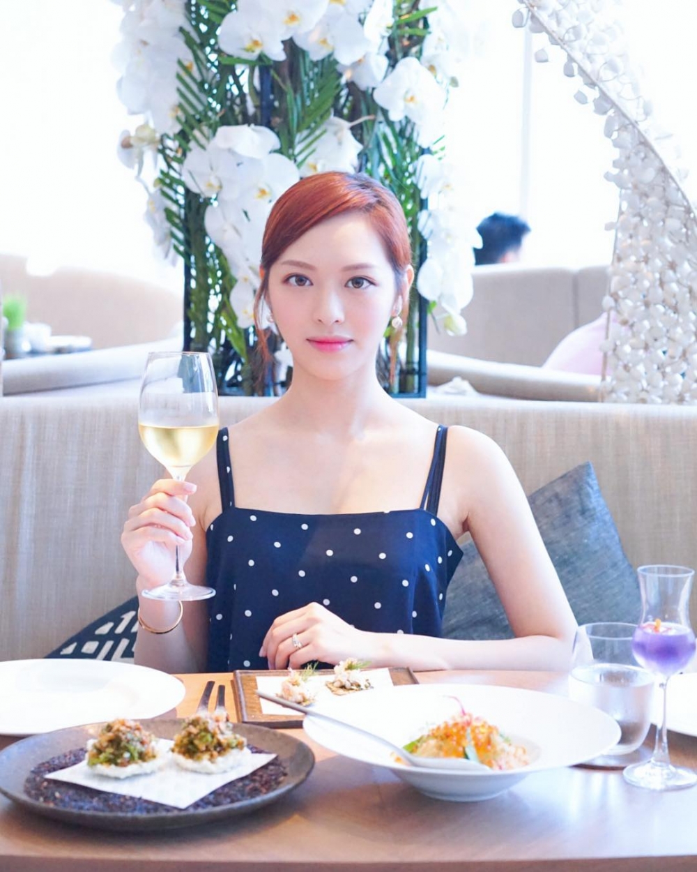 近日馮盈盈經常開live,有一次佢邊揸車邊同網友交流