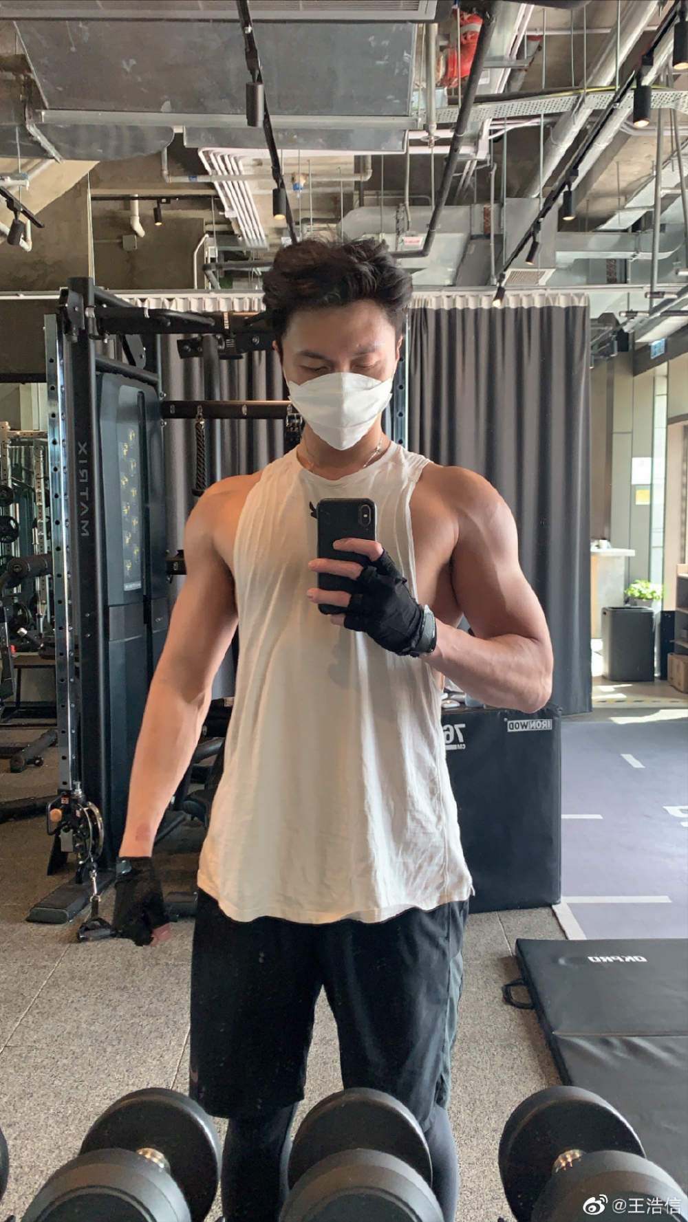 電影有唔少動作戲，仲要操肌