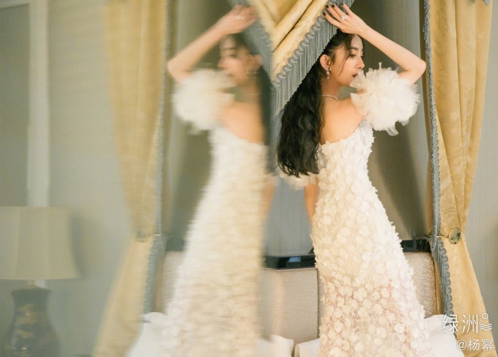 楊冪喺鏡頭前明艷照人，就算生過女，外貌同身材仍然keep得好好