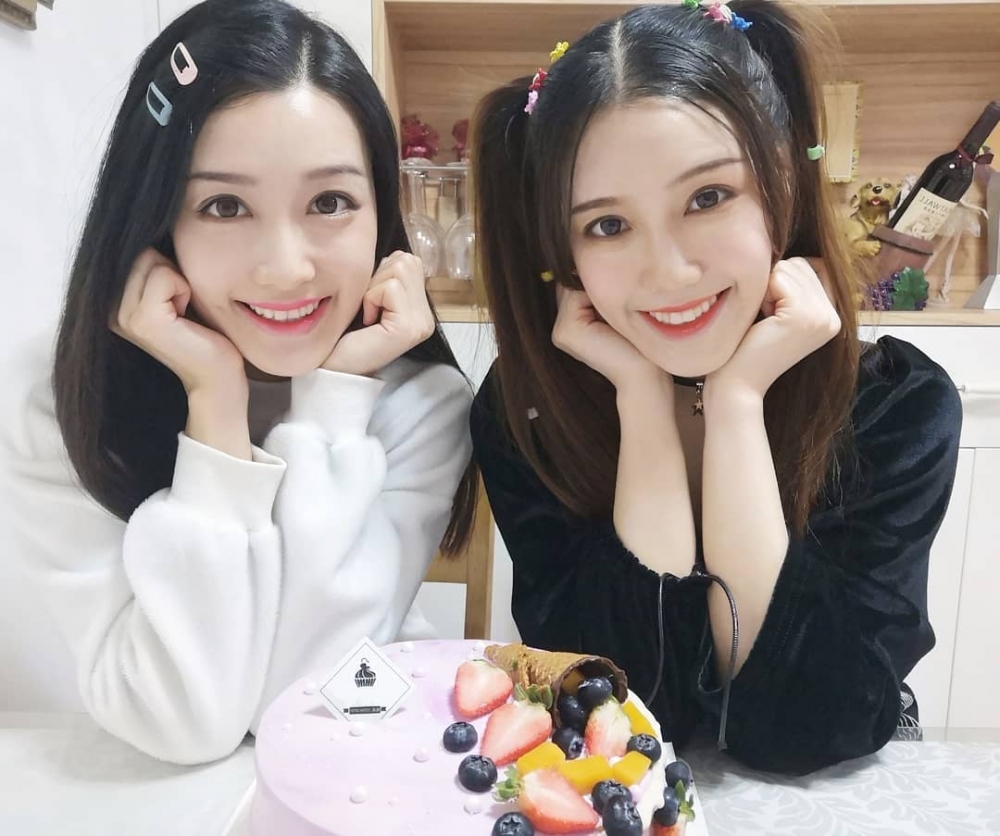 吳燕菁係「A2A」雙胞胎組合成員