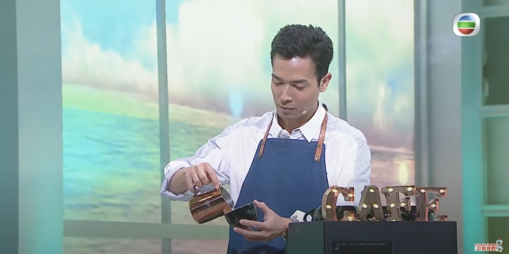 不過最令人意外嘅係佢嘅才藝表演唔係唱歌跳舞，而係沖咖啡！