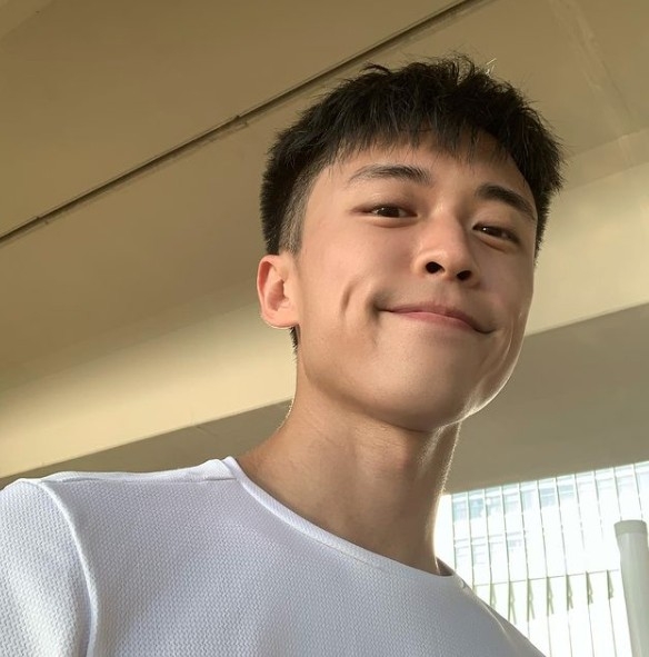 顧定軒憑 TVB 劇集《那些我愛過的人》開始為人熟悉，最近更喺 ViuTV《全民造星 III》中收穫高人氣。