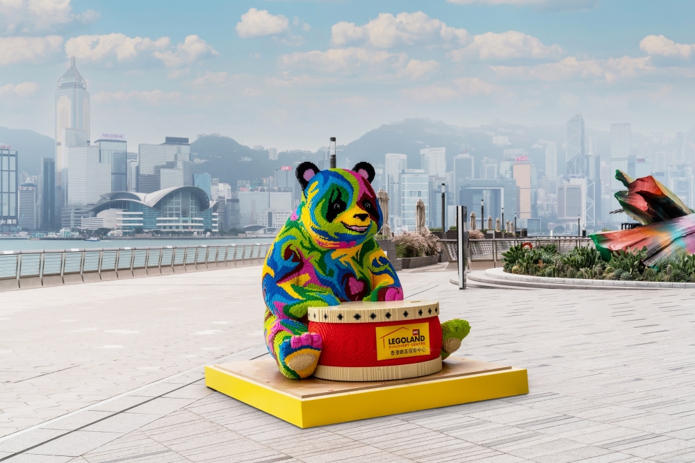 巨型熊貓高約 2 米