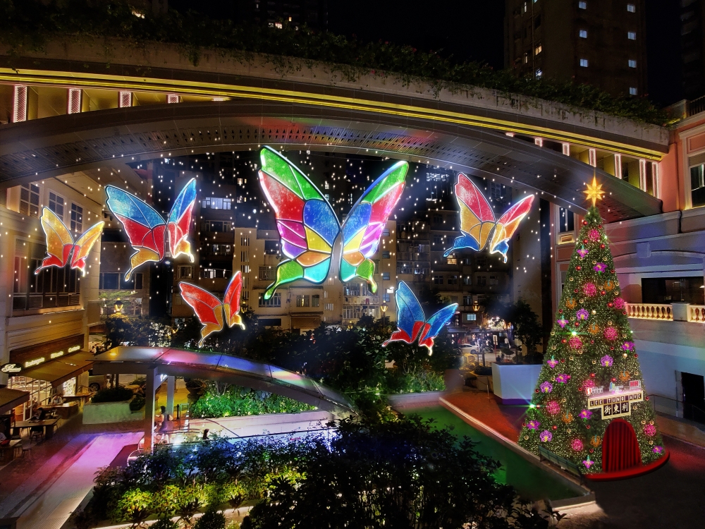 高高懸掛於利東街中庭及整條大道，日夜各有特色。