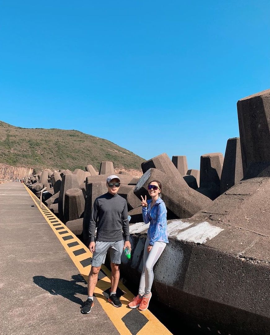 爸爸睇落勁後生!身型fit到漏,企喺女兒旁邊更好似係施嬅男朋友添!