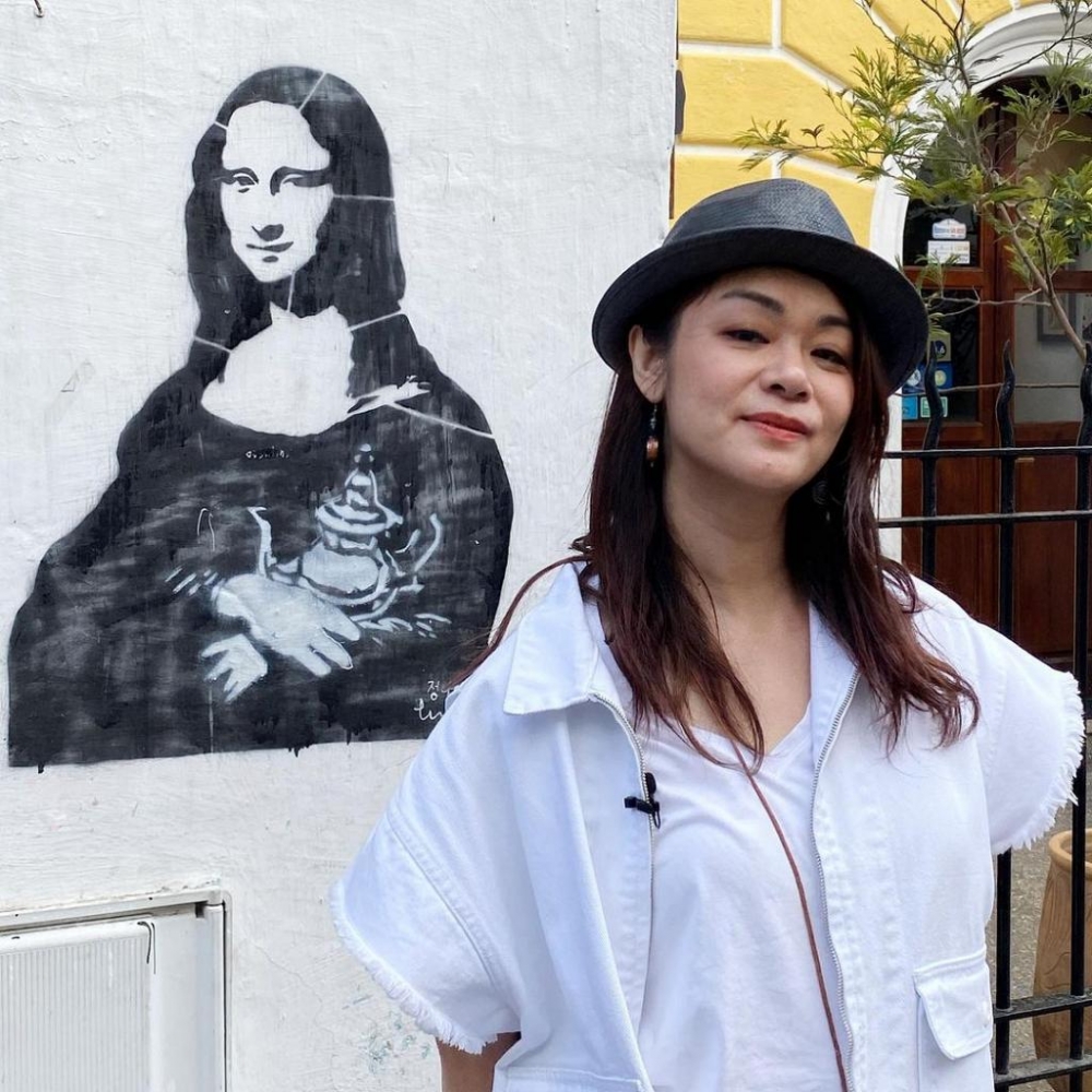 佢亦為男友澄清指男友嘅職業唔係導遊嚟，男友屋企係做建築材料生意嘅！