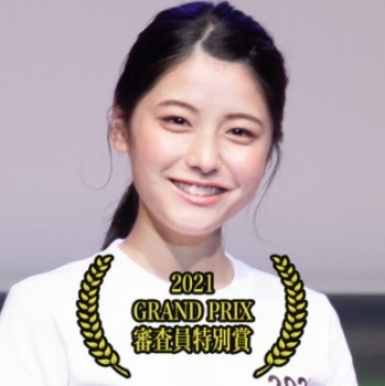 「評審特別獎」由年僅 15 歲嘅碓井恵花奪得。