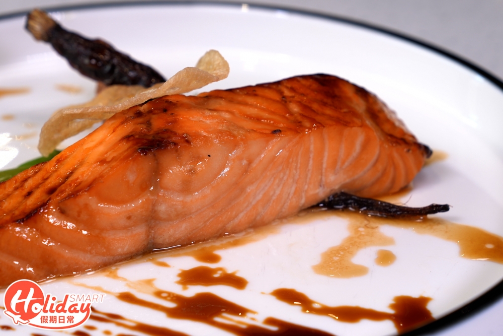 火炙慢煮三文魚以慢煮方法炮製，慢煮過後，魚肉煮得恰到好處，肉質軟嫩。