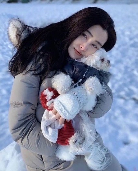 王祖賢近年喺外國生活，周不時喺社交平台發文分享日常生活。