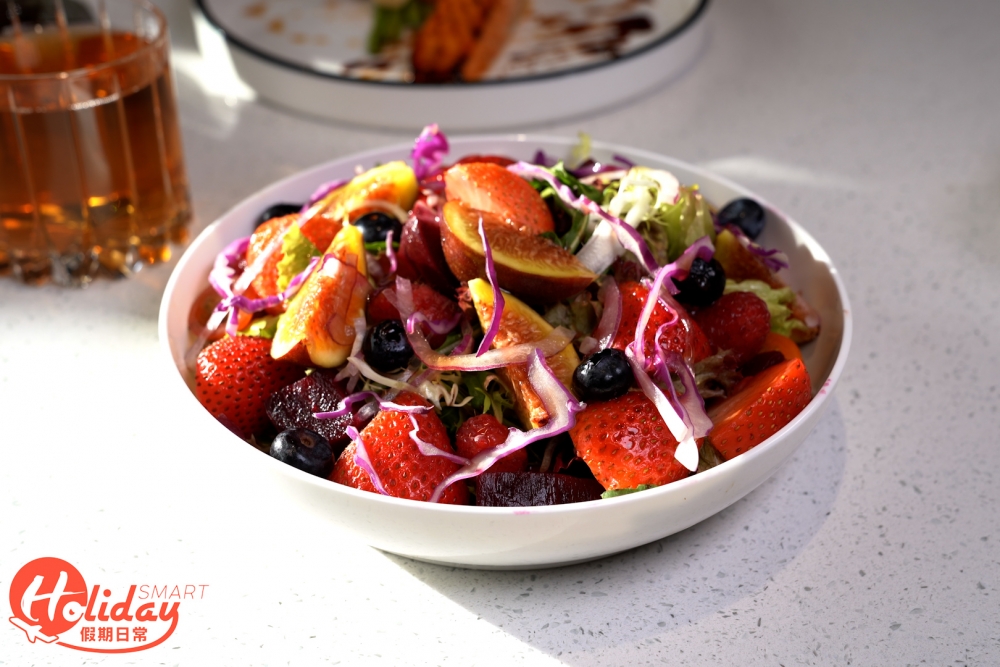 沙律碗有齊新鮮無花果、士多啤梨、藍莓和新鮮蔬菜，食落清新夠Fresh。