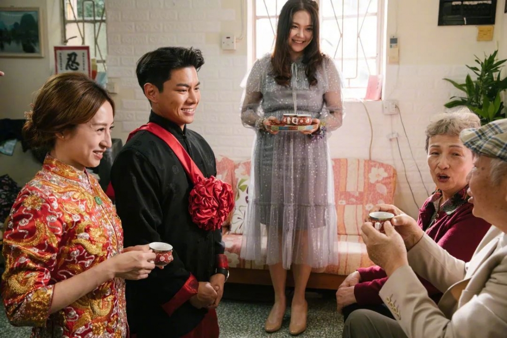 兩人修成正果,為咗上車置業努力工作