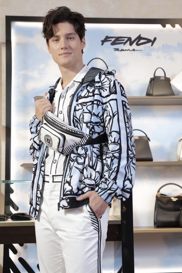 其實周厚安正式出道前都有出席一啲商業活動，星味十足！