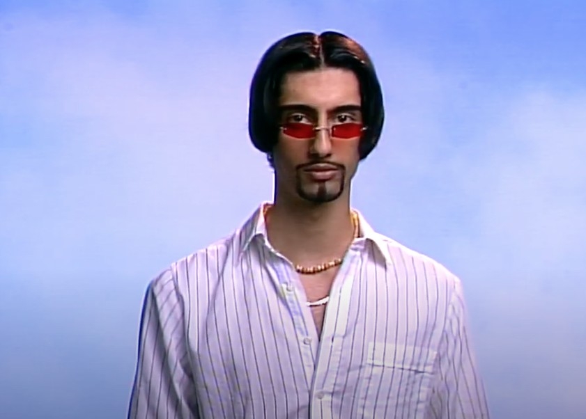 為咗配合 90 年代嘅感覺，麥當勞仲拍咗個非常復古嘅廣告。