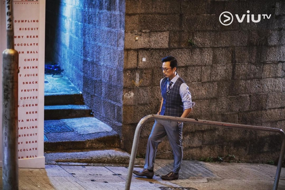 喺31歲時強尼決定走出舒適圈，轉行走演藝路。