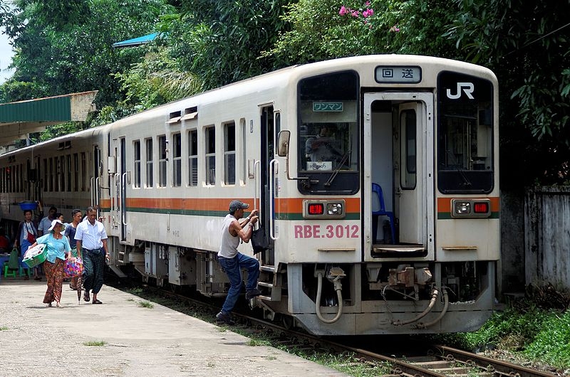 循環線因為未實施電氣化,所以列車仲係用緊柴油推動