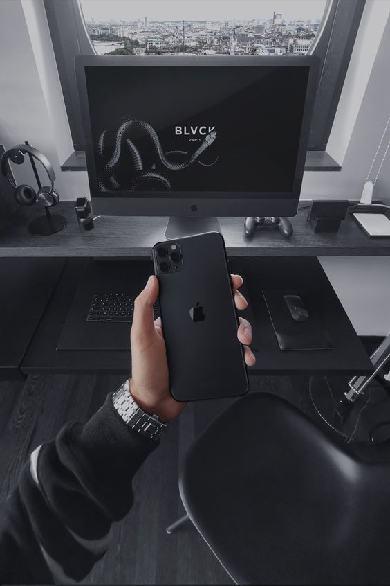 雖然依家Apple都有近黑色嘅「太空灰」配色，不過目前嘅黑色實際上係「深灰色」，而非真正黑色