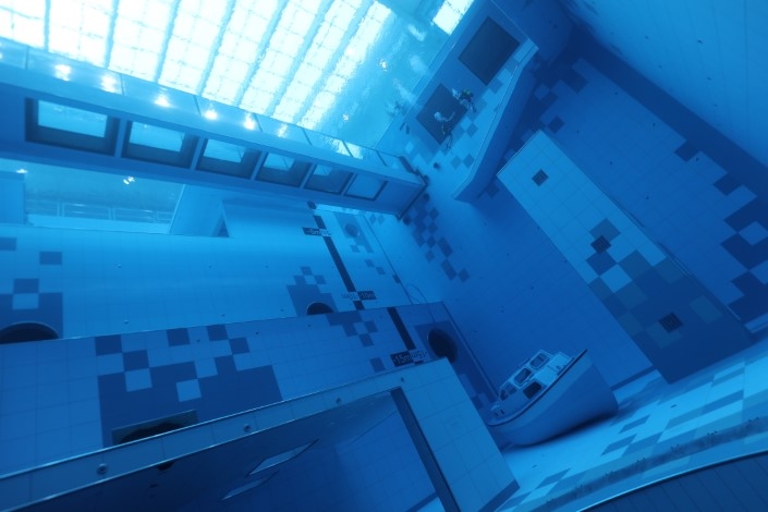 潛水迷注意！位於波蘭嘅「全世界最深泳池」開幕！