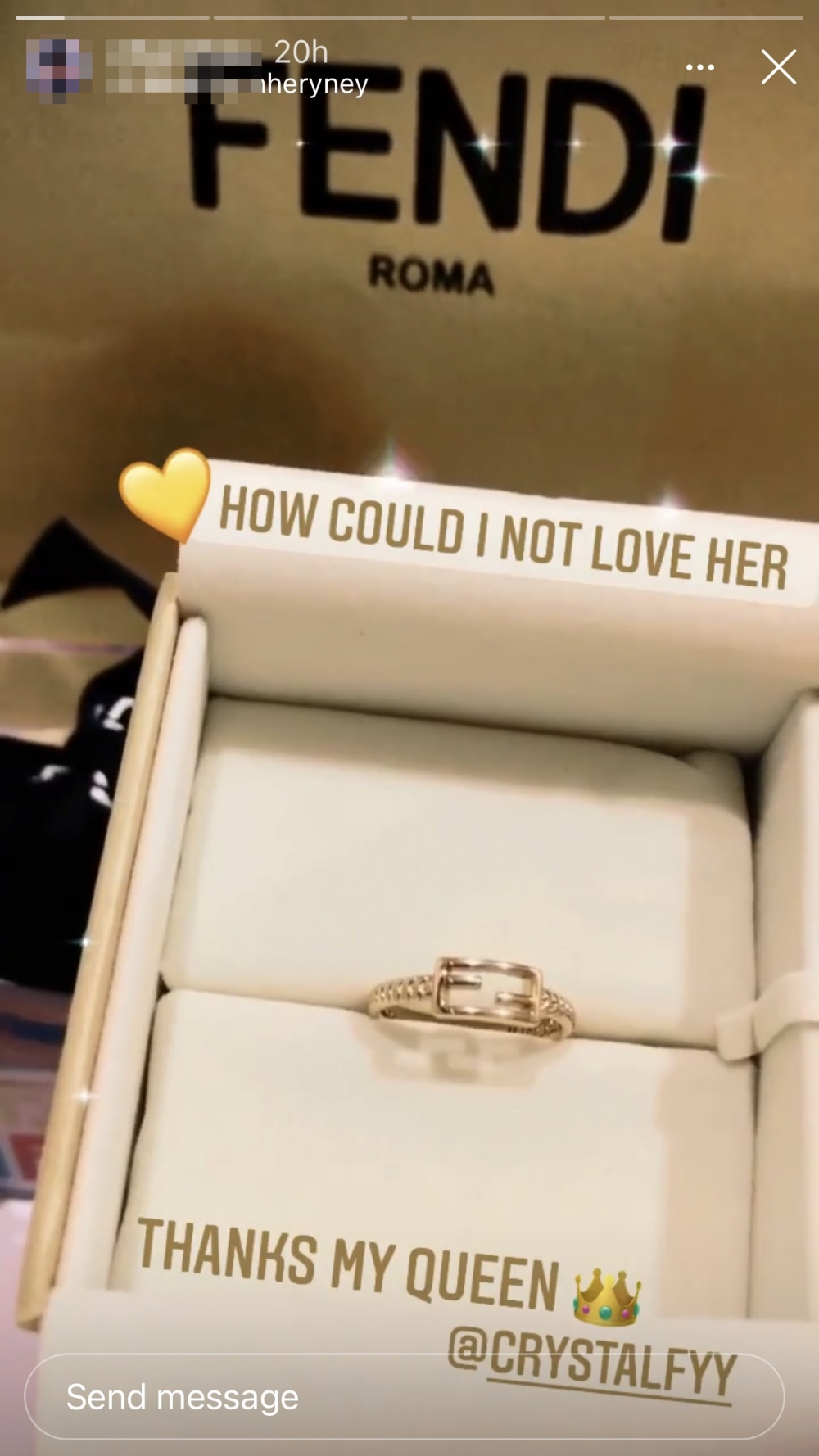 原來馮盈盈豪爽送出Fendi「小型BAGUETTE戒指」