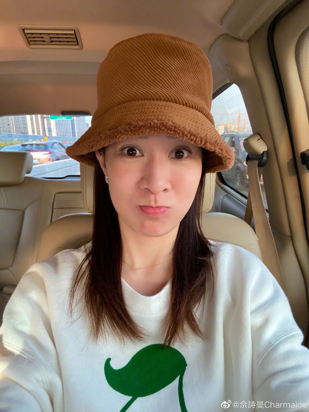 不過香港網民就指阿佘咬竹籤跳舞相當非主流