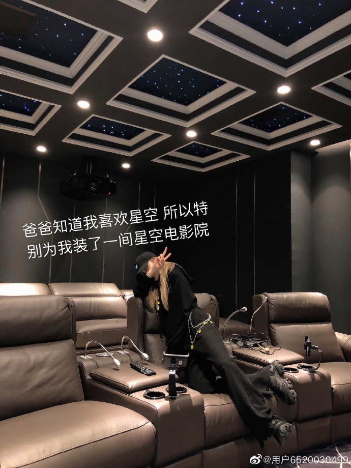周揚青爸爸超豪氣送出全新裝修豪完,豪宅內更設有一個「星空戲院」