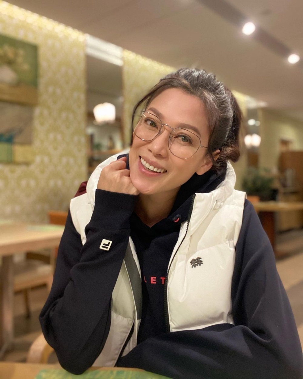 大小姐罕有以淡妝馬尾造型示人，新造型超減齡