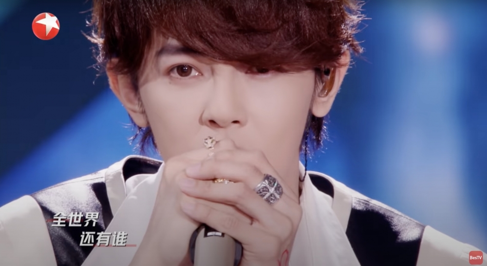 喺最近一集《追光吧！哥哥》中，汪東城以《我應該去愛你》作表演歌曲。