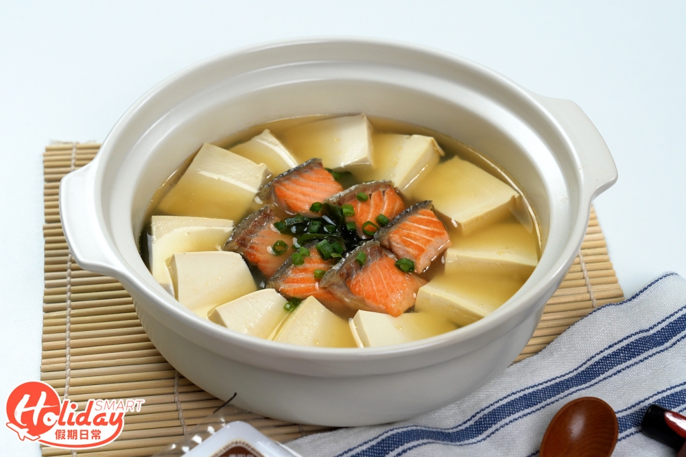 湯底加入味噌後,立即完成三文魚豆腐味噌湯。