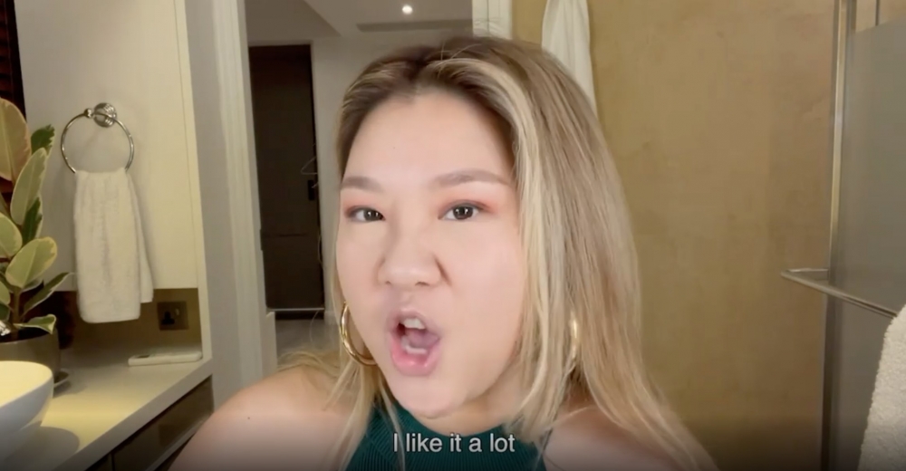 欣宜喺化妝期間表情多多