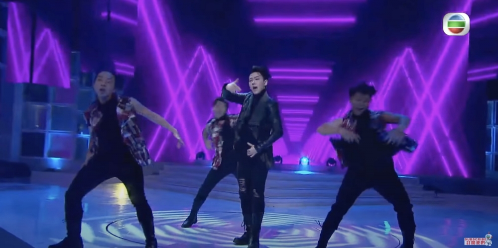 一眾參賽者奮身表演，務求勝出。