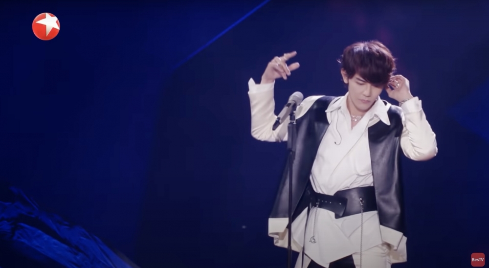 唱完深情慢歌後，跳性感熱舞。