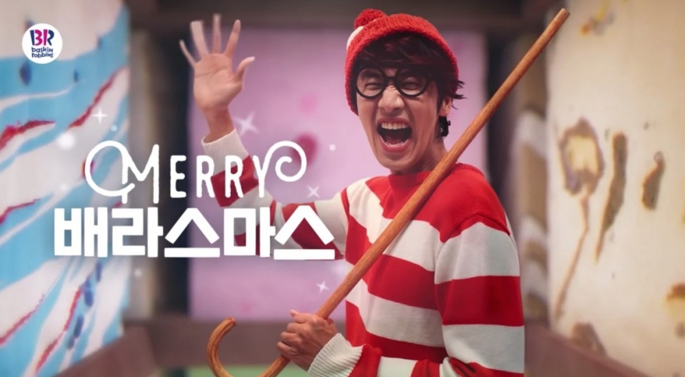 光洙著上紅白間條衫、藍色牛仔褲，加上同款紅白間條冷帽同黑色圓框眼鏡