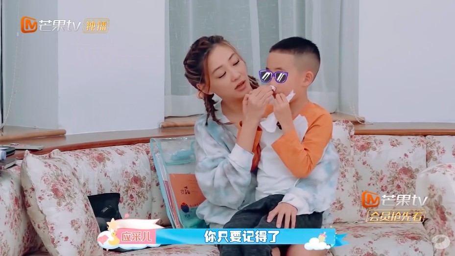 之前應采兒被拍到送Jasper喺台灣幼稚園返學